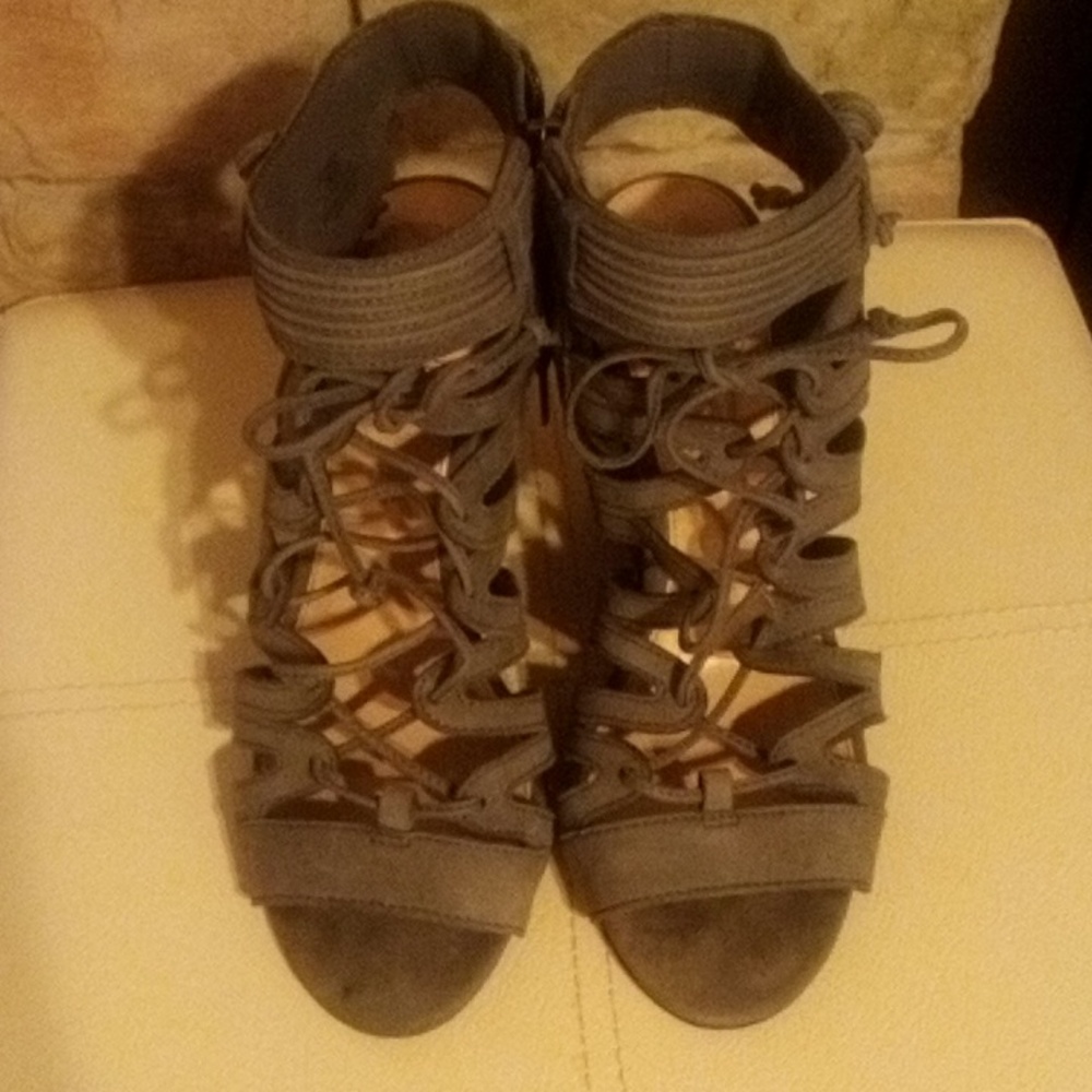 Women's size 7 grey Vince Camuto platform sandals